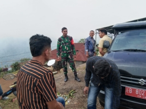 Babinsa Detusoko Aktif Laksanakan Komsos dan Pantau Kondisi Warga di Desa Detuara