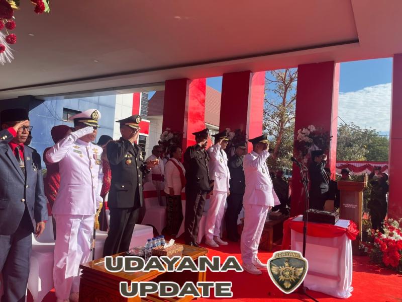 Dandim 1603/Sikka Hadiri Upacara Pengibaran Bendera Peringatan HUT Proklamasi Kemerdekaan Republik Indonesia Ke-80 di Kabupaten Sikka