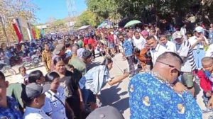 Babinsa Sabu Timur Jadi Juri Final Tarik Tambang