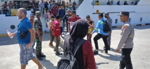 Babinsa Koramil 1602-01/Ende Kawal Kedatangan KM Wilis di Pelabuhan IPPI