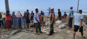 Babinsa dan Warga Maubasa Barat Gotong Royong Perbaiki Saluran Air Rusak Akibat Gelombang Pasang