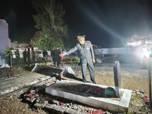 Dandim 1613/Sumba Barat Ikuti Renungan Suci HUT ke-80 RI di TMP Pada Eweta