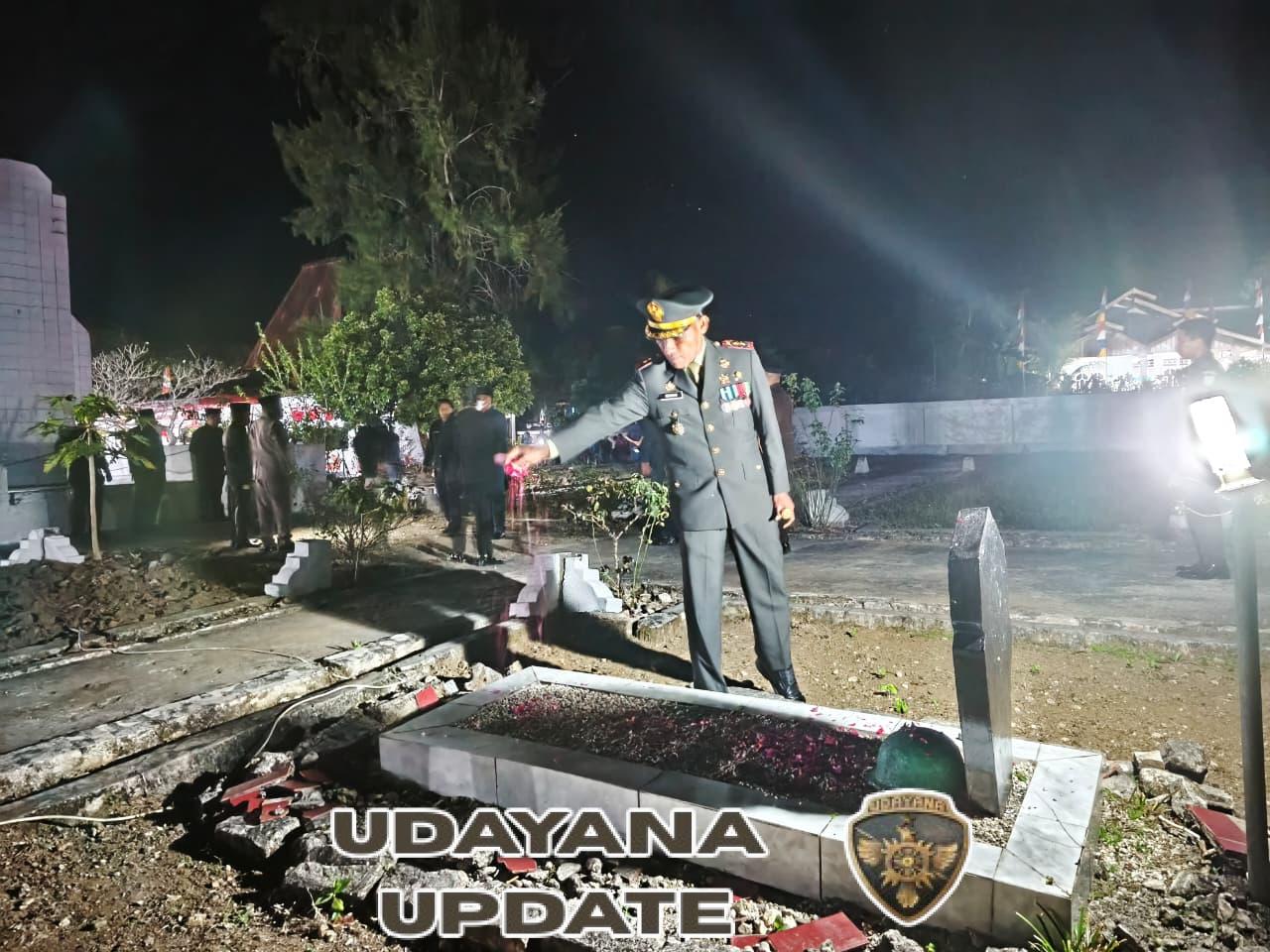 Dandim 1613/Sumba Barat Ikuti Renungan Suci HUT ke-80 RI di TMP Pada Eweta