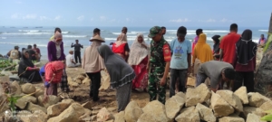 Babinsa Koramil 1602-02/Wolowaru Bantu Perbaikan Tembok Abrasi di Desa Maubasa Barat