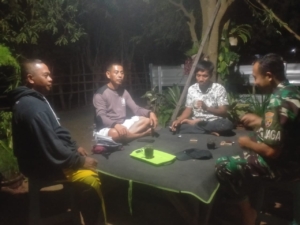 Sertu Sukardin Patroli Wilayah, Ajak Warga Jaga Ketertiban di Telaga Bertong