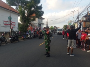 Merdeka Untuk Bersatu, Babinsa Sampalan Tengah Bersama Pemdes Gelar Jalan Sehat Dan Senam Zumba