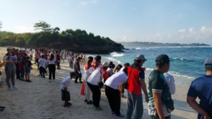 Meriahkan HUT Ke 80 RI, Babinsa Lembongan Bersinergi Lepas Tukik Di Pantai Dream Beach