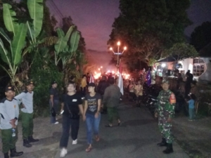 PKK & Karang Taruna Gesing Gelar Pawai Obor Peringati HUT RI ke-80