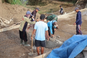 ‎Satgas TMMD ke-125 dan Warga Kompak Lanjutkan Pengecoran Sayap Kanan Jembatan Linpas