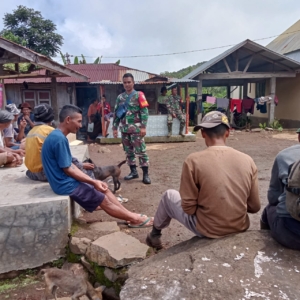 Babinsa Wolowaru Jalin Komsos dan Pantau Keamanan di Kelurahan Watuneso