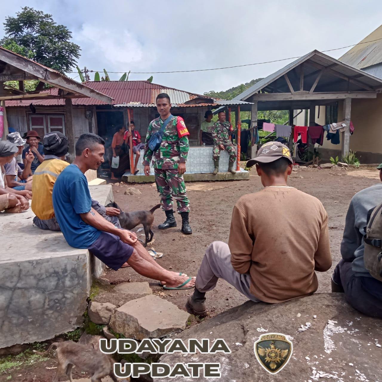 Babinsa Wolowaru Jalin Komsos dan Pantau Keamanan di Kelurahan Watuneso