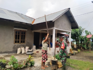 Babinsa Detusoko Aktif Laksanakan Komsos dan Pantau Keamanan di Desa Lisekuru