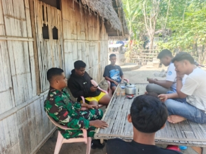 Babinsa Kodim 1602/Ende Perkuat Sinergi dengan Masyarakat Melalui Komsos di Desa Maurole Selatan