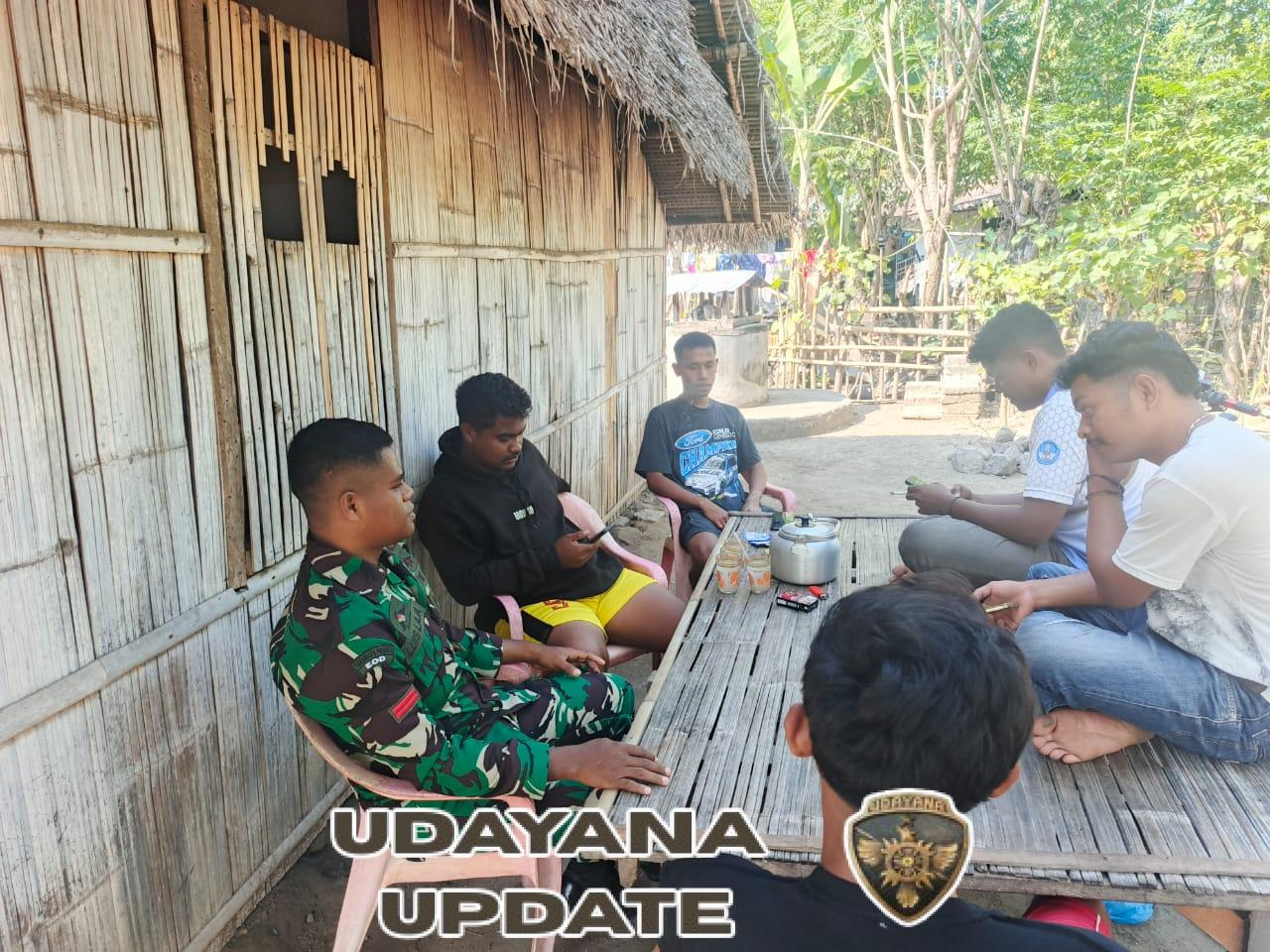 Babinsa Kodim 1602/Ende Perkuat Sinergi dengan Masyarakat Melalui Komsos di Desa Maurole Selatan