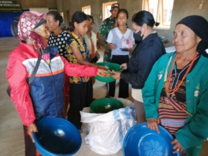 Bagi-Bagi Alat Dapur, Wujud Kepedulian Satgas TMMD 125 Kodim Belu Kepada Masyarakat