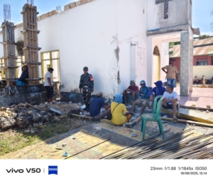 Babinsa dan Jemaat GMIT Rehobot Lobeama Temas Gotong Royong Bangun Rumah Tuhan