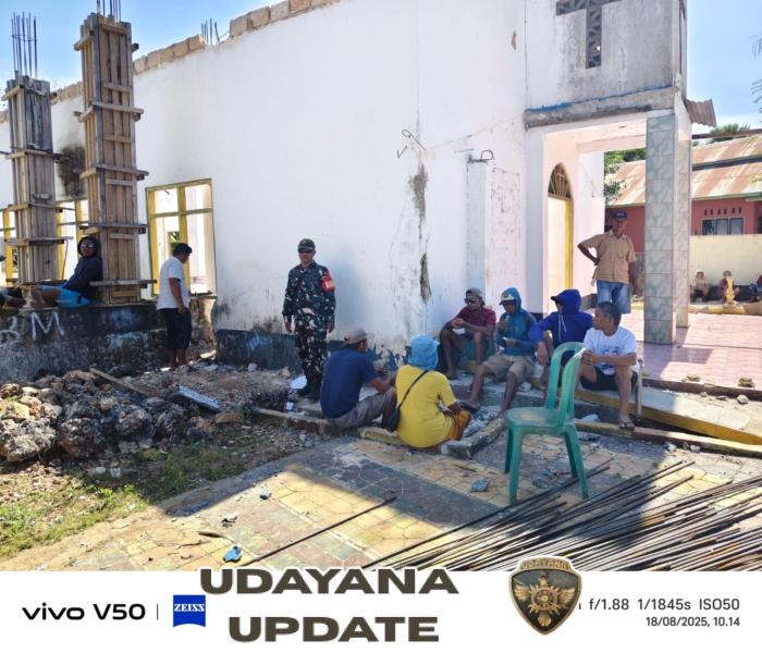 Babinsa dan Jemaat GMIT Rehobot Lobeama Temas Gotong Royong Bangun Rumah Tuhan