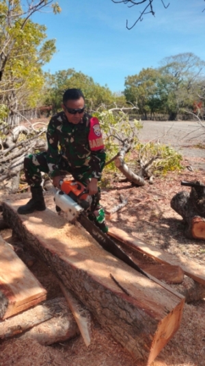 Babinsa Bantu Pembangunan 8 Ruang Kelas Baru di SMA Kristen Arastamar Ndaonuse