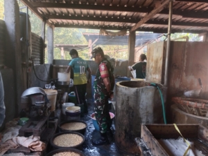 Babinsa Koramil 1614-01 Dompu Edukasi Pengusaha Tahu Jaga Kebersihan