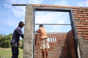 Satgas TMMD Ke-125 Sumbawa Genjot Pembangunan Rumah Sumur Bor, Plesteran dan Rangka Atap Dimulai