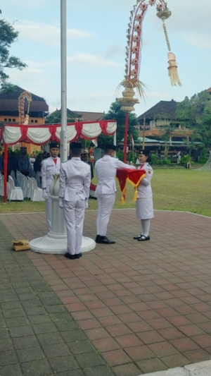 Danramil 1616-02/Ubud Bersama Forkopimcam Laksanakan Upacara Penurunan Sang Merah Putih di Lapangan Astina