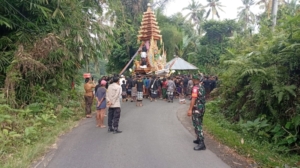 Babinsa Undisan Hadir Bersama Bhabinkamtibmas dan Pecalang Berikan Rasa Aman Saat Upacara Ngaben