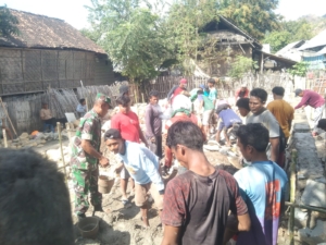 Babinsa Desa Lanta Pimpin Gotong Royong Bangun Pondasi Rumah Warga di Dusun Salama
