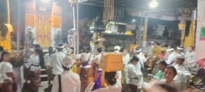 Piodalan Di Pura Dadia  Agung Pasek. Gelgel   Dikawal Babinsa,  Wujud Nyata Konsistensi Aparat Kewilayahan