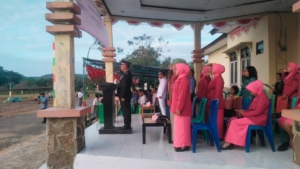 Sinergi TNI dan Masyarakat Warnai Penurunan Bendera HUT RI ke-80 di Reok Barat