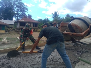 Demi Jalan Desa, Babinsa dan Warga Kompak Karya Bhakti di Nggesa Detu