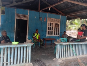 TNI Hadir di Tengah Warga: Babinsa Maurole Jalankan Tugas Komsos dan Pamwil di Kotabaru