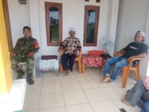 Tingkatkan Keamanan dan Kepercayaan Publik, Babinsa Lakukan Monitoring di Ende