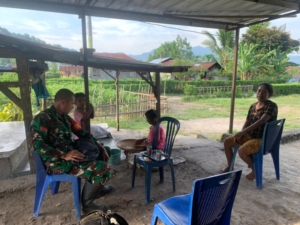 Dekat dengan Warga, Babinsa Detusoko Tingkatkan Keamanan dan Kebersihan Lingkungan