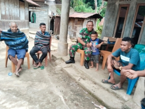 Babinsa Koramil 1602-03 Detusoko Aktif Lakukan Monitoring Keamanan di Desa Binaan