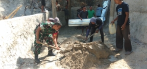 Babinsa Bersama Warga Gotong Royong Campur Semen Buka Lantai Sumur