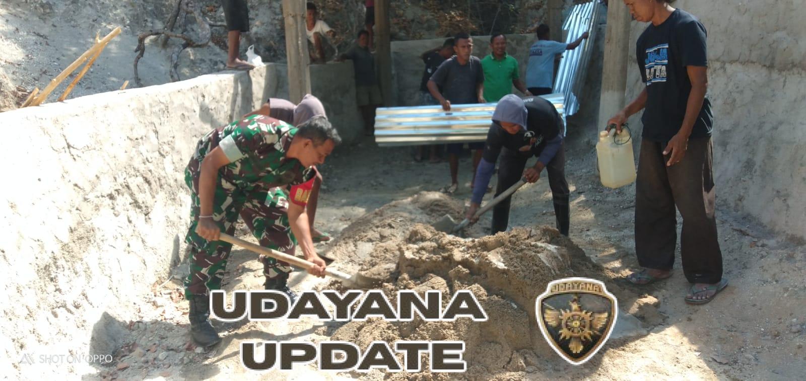 Babinsa Bersama Warga Gotong Royong Campur Semen Buka Lantai Sumur