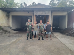 Babinsa Desa Duda dampingi Danramil tinjau progres pembangunan Dapur Sehat Makan Bergizi Gratis.