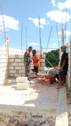 Babinsa Komsos Dengan Warga Bantu Komsos Angkat Batako