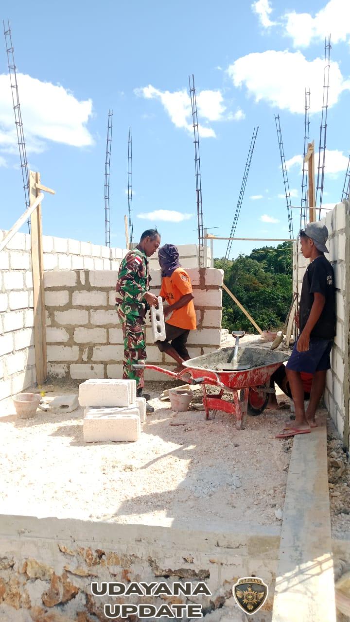 Babinsa Komsos Dengan Warga Bantu Komsos Angkat Batako