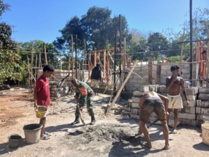Bantu Bangun Rumah Warga, Babinsa Koramil Wedomu Ringankan Pekerjaan Warga