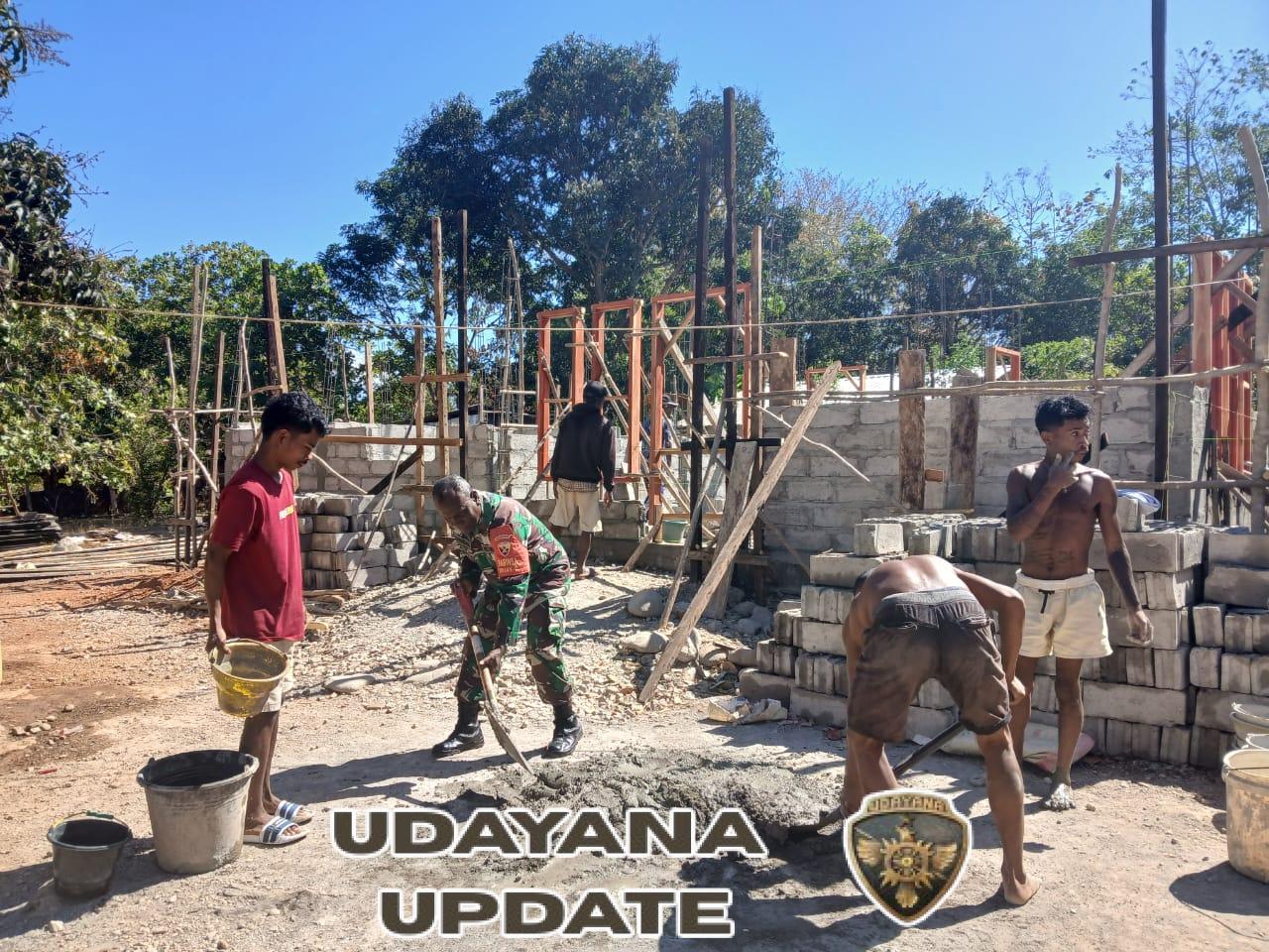 Bantu Bangun Rumah Warga, Babinsa Koramil Wedomu Ringankan Pekerjaan Warga