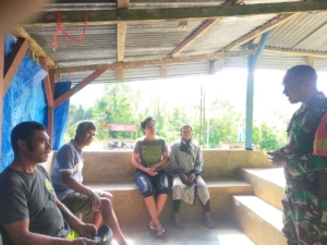 Babinsa Koramil Wolowaru Gelar Komsos dan Pamwil di Desa RateMangga, Ende