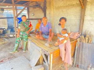 Babinsa Koramil 1602-04/Ende Tingkatkan Komsos Bersama Warga Desa Hangalande