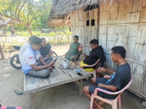 Babinsa Koramil 1602-04/Maurole Perkuat Sinergi dengan Masyarakat Desa Detumbewa melalui Komsos dan Pamwil