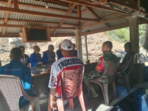 Babinsa Koramil Maurole Bersama Mahasiswa KKN Laksanakan Monitoring Keamanan di Desa Tou Barat