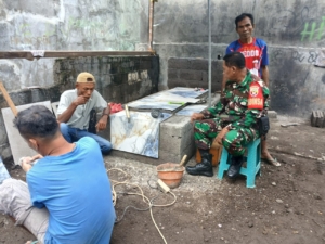 Babinsa Koramil Wolowaru Bersama Warga Pasang Keramik Kubur di Desa Tenda