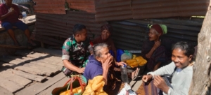 Babinsa Koramil Detusoko Gelar Monitoring dan Komsos di Desa Wolotolo