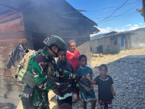 Satgas Yonif 743/PSY Jalin Kebersamaan Lewat Anjangsana di Distrik Mulia