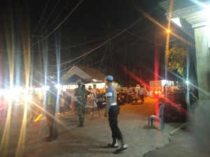 Berselimut Malam, Aparat TNI Dan Polri Di Nusa Penida Semangat  Kawal Persembahyangan masyarakat Di Pura Ped