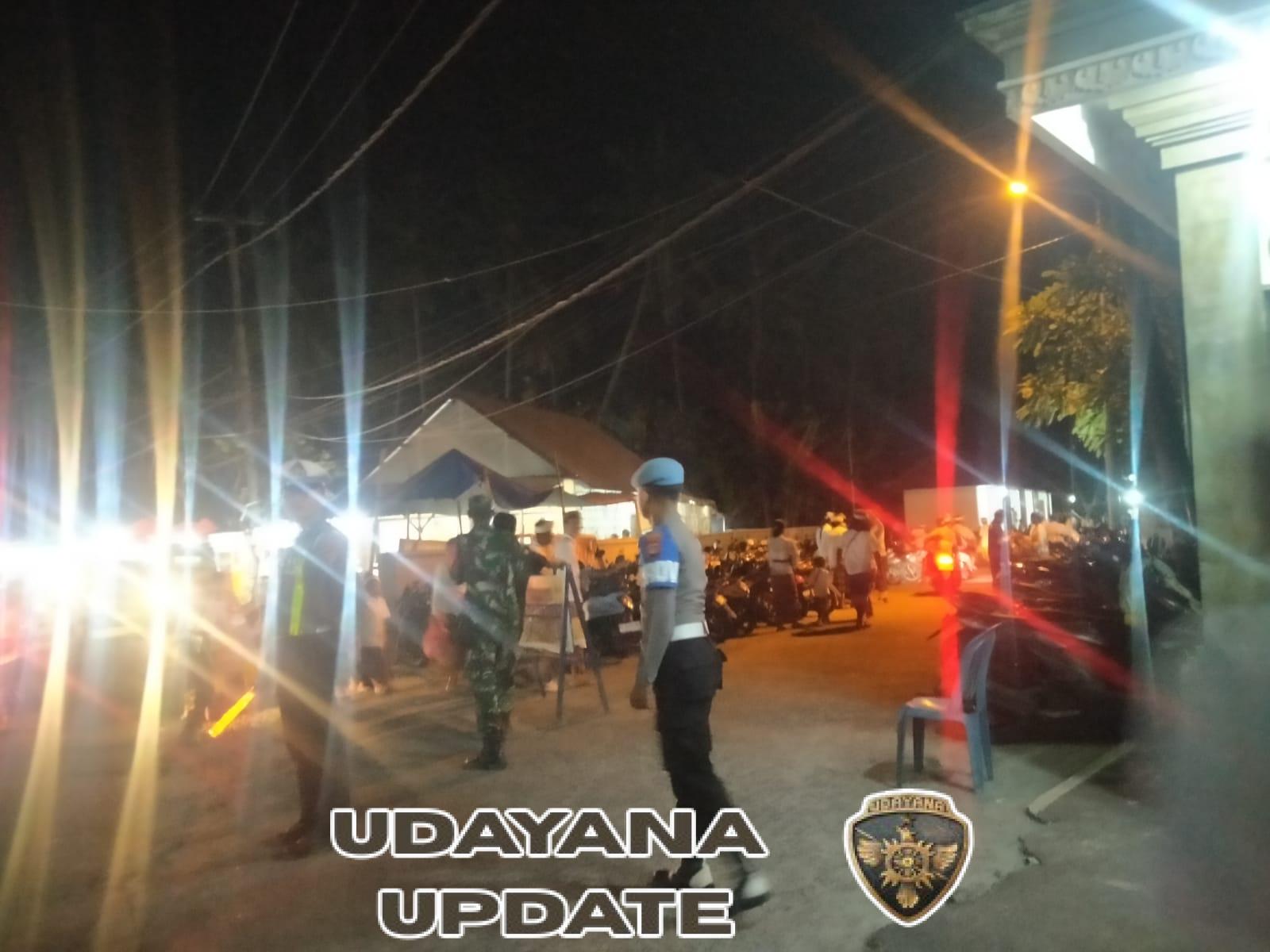Berselimut Malam, Aparat TNI Dan Polri Di Nusa Penida Semangat Kawal Persembahyangan masyarakat Di Pura Ped